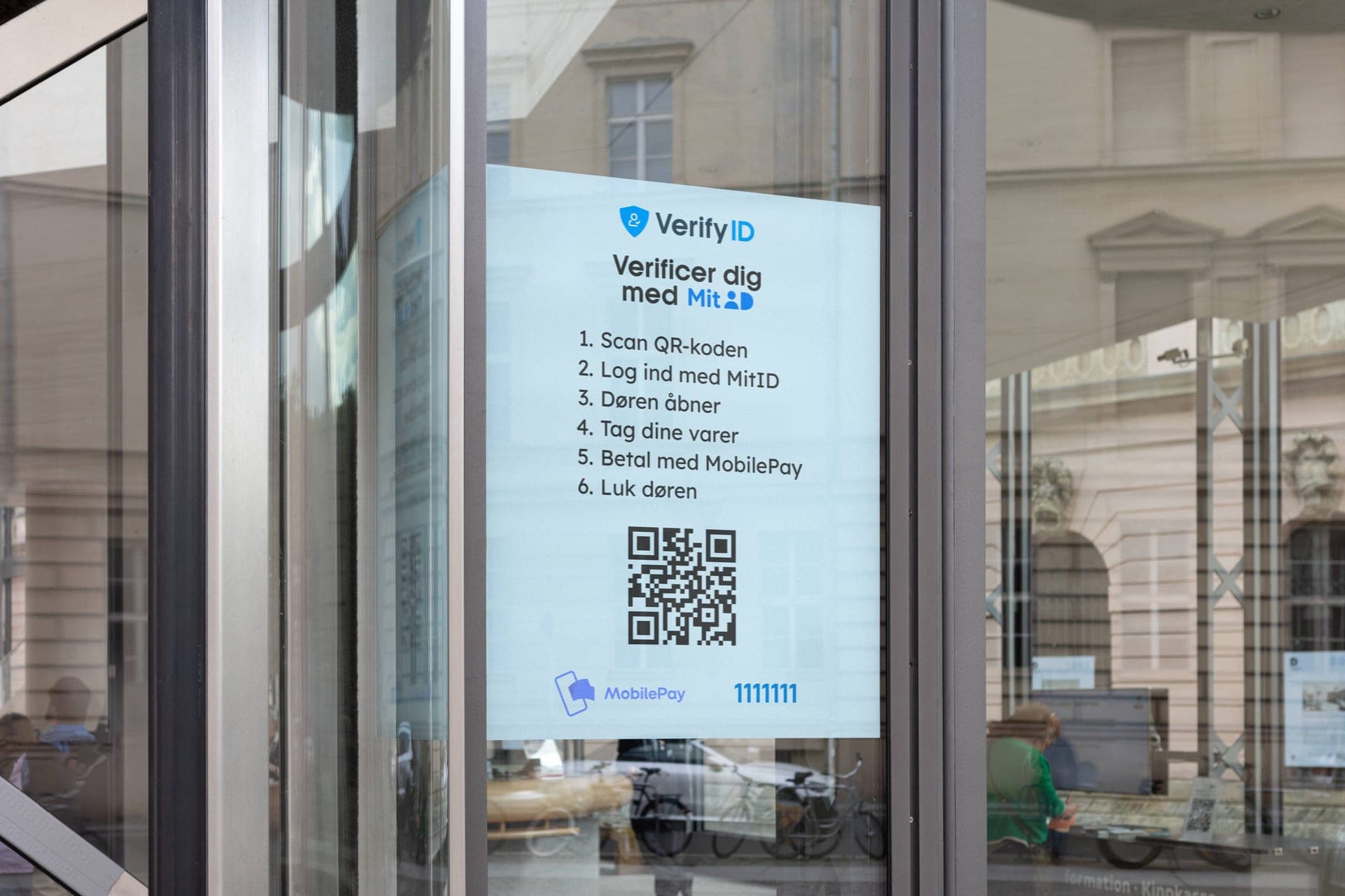 Glasdør med VerifyIDs MitID-verificering: kunden scanner en QR-kode og åbner døren